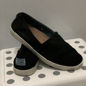 Black TOMS sneaker. Women’s 7.